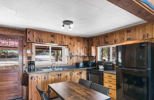 Newbury Cottage | Lakefront Ski Cottage near Mt. Sunapee