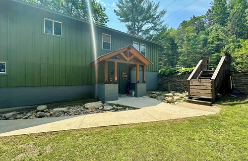 Northville House | LAKEFRONT! Sleeps 15, Pet-friendly, Charming Chic Home