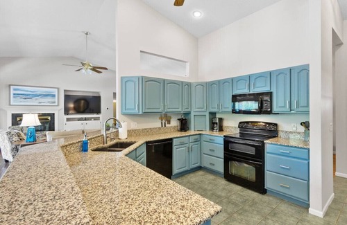 Indian Oaks Apartment | Lakefront Spacious 6BR~Family-Friendly+ Lily pad