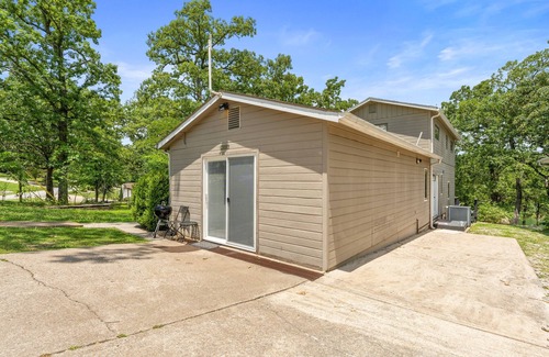 Kimberling City Cabin | Lakefront Studio Cabin w/ Pool + Swim & Boat dock