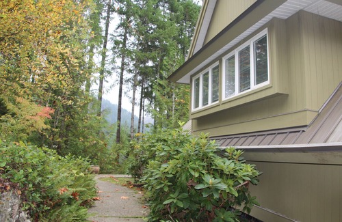 Port Alberni Cabin | Lakefront studio