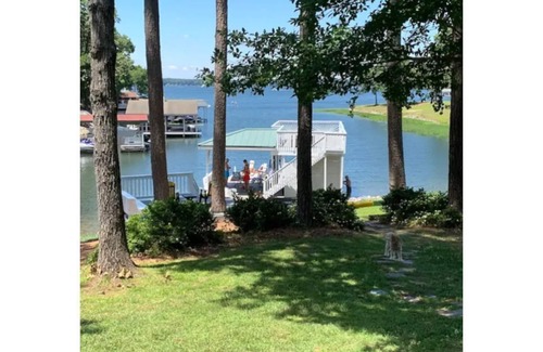 Henrico House | Lakefront, sunsets, dock, firepit, ping pong table
