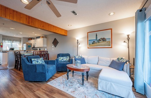 McHenry House | Lakefront Townhome w/Sunrise Views & Hot Tub