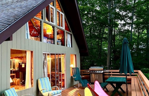 Standish Cottage | Lakefront Traditional 4-bedroom cottage in Frye Island