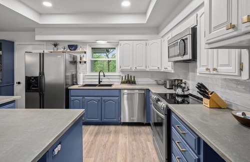Bella Vista House | Lakefront Trail-Side Retreat - Sleeps 15 & Pets Welcome