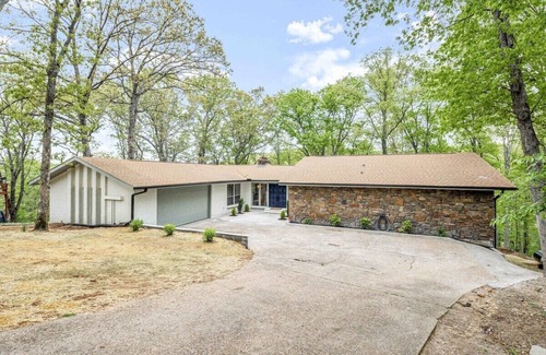 Bella Vista House | Lakefront Trail-Side Retreat - Sleeps 15 & Pets Welcome