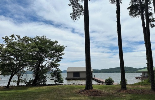 Guntersville House | Lakefront Treehouse on Lake Guntersville w private dock access