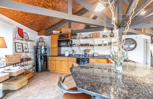 Pinehurst Cottage | Lakefront Treehouse Retreat in Pinehurst – Perfect for Extended Stays
