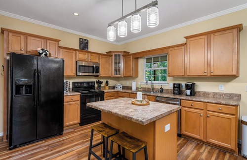 Seneca House | Lakefront Treehouse Retreat Minutes from Clemson University!