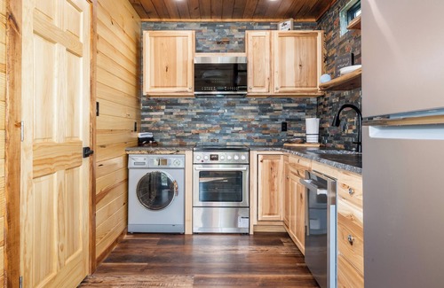 Mid America Cabin | Lakefront Treehouse, private island on Lake Hamilton with hot tub & boat dock!