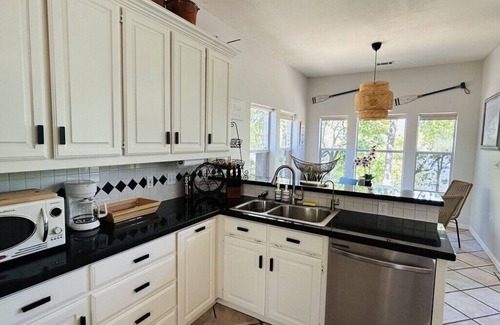 Denton House | Lakefront vacation mins to The Olana