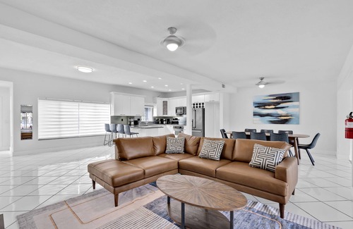Poinsettia Heights House | Lakefront Villa Heated Pool 6-mins to the Beachnn