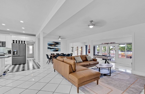 Poinsettia Heights House | Lakefront Villa Heated Pool 6-mins to the Beachnn