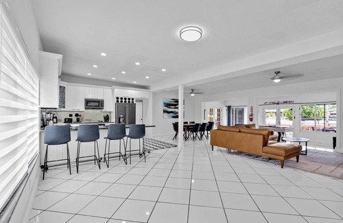 Poinsettia Heights House | Lakefront Villa Heated Pool 6-mins to the Beachnn