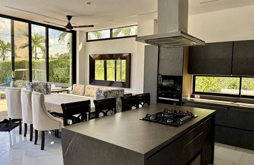 Girardot Cottage | Lakefront villa with private Dook, Piscina & Jacuzzi