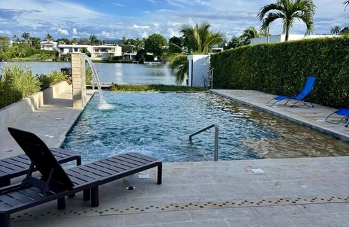 Girardot Cottage | Lakefront villa with private Dook, Piscina & Jacuzzi