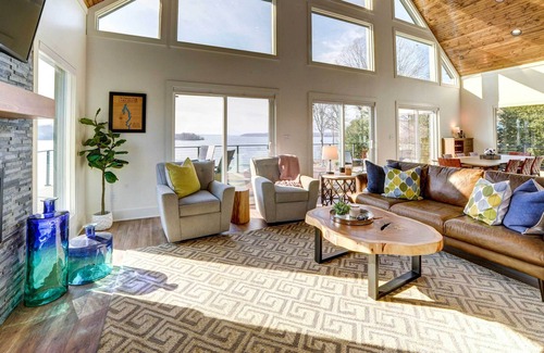 Waverly House | Lakefront Waverly Home: Deck, Fire Pit & Views!
