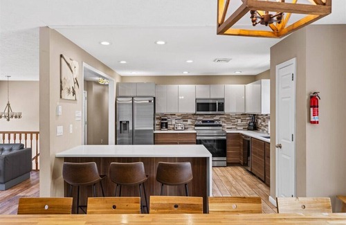 Pocono Summit House | LAKEFRONT with Hot Tub by Kalahari, Camelback & Casino!