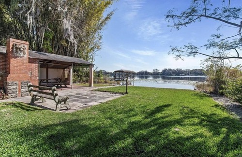 Pine Castle House | Lakehouse conveniently located near Theme Parks, Airport & Downtown
