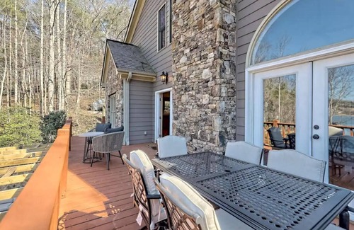 Hiawassee House | Lakehouse, Dock, Hot Tub & Tesla charger. Ideal for entertaining. Pet-Friendly!