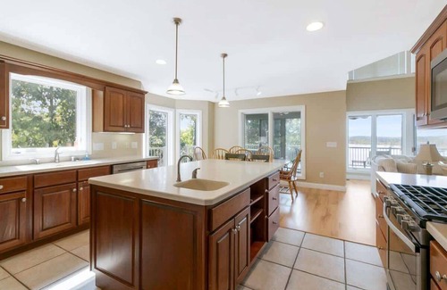 Cadiz House | Lakehouse Escape – Pool Table + Theater