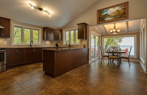 Keswick Cottage | Lakehouse Luxury · Private Beach ·Hot Tub · Sunset - Lake Simcoe