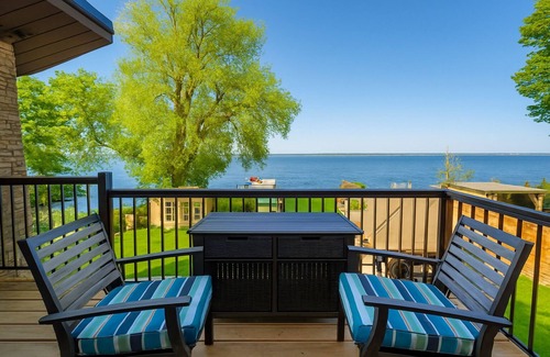 Keswick Cottage | Lakehouse Luxury · Private Beach ·Hot Tub · Sunset - Lake Simcoe