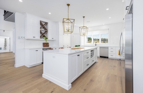 Brigus House | Lakehouse Retreat 5-bedroom, hot tub & gym, private lake access and dock