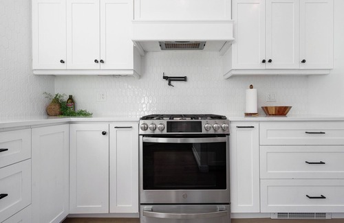 Brigus House | Lakehouse Retreat 5-bedroom, hot tub & gym, private lake access and dock