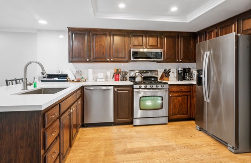 The Village Cabin | Lakehouse Retreat - Walk to Village, Lake Views, AC, Pool