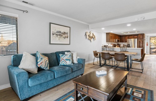 The Village Cabin | Lakehouse Retreat - Walk to Village, Lake Views, AC, Pool