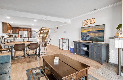 The Village Cabin | Lakehouse Retreat - Walk to Village, Lake Views, AC, Pool
