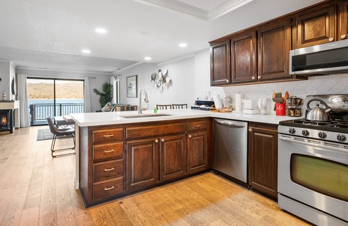 The Village Cabin | Lakehouse Retreat - Walk to Village, Lake Views, AC, Pool