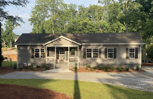 Eatonton House | LakeHouse w/Great Views-Newly Renovated-private boat house/dock & fire pit