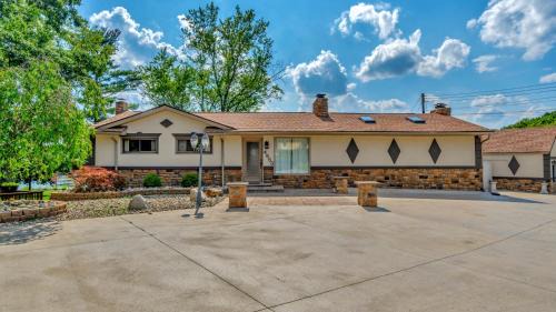Drayton Plains House | Lakehouse with Jacuzzi next to Pine Knob