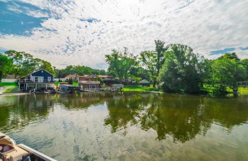 Drayton Plains House | Lakehouse with Jacuzzi next to Pine Knob
