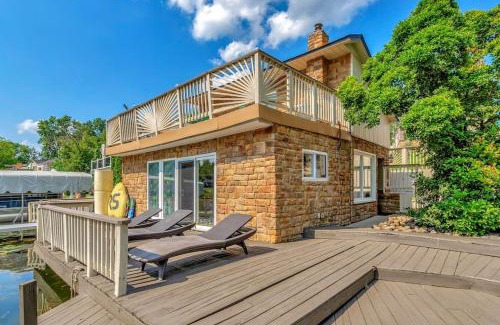 Drayton Plains House | Lakehouse with Jacuzzi next to Pine Knob