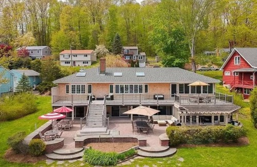 Brookfield House | Lakehouse with Private Beach, Opt Pontoon Rental
