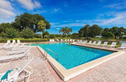 Fussels Corner House | Lakeland living in a safe golf community. Close to shopping and dining.