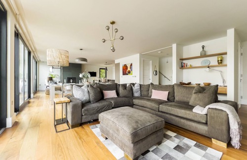 Lechlade House | Lakes by Yoo, shared indoor pool, Wifi, 8 adults +2 kids (1 up to 5yrs) +infants
