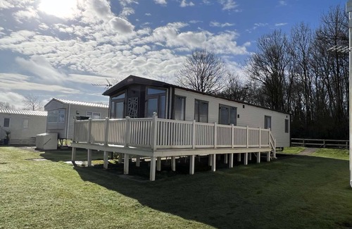 Ampney Crucis House | Lakes End, on the edge of Lake Mallard