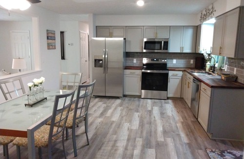 Boiling Spring Lakes House | Lakes, Golf, Waterfront dining, Beaches, King bed, Included kayak, SUP, Pingpong
