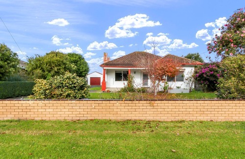 Lakes Entrance House | Lakes Intown - Cosy per-friendly house ideal for families and small groups