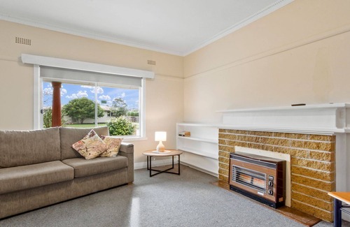 Lakes Entrance House | Lakes Intown - Cosy per-friendly house ideal for families and small groups