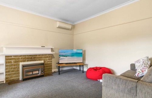 Lakes Entrance House | Lakes Intown - Cosy per-friendly house ideal for families and small groups