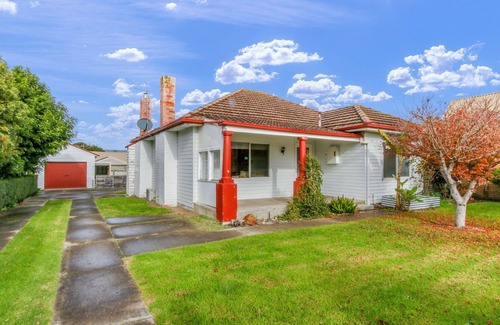Lakes Entrance House | Lakes Intown - Cosy per-friendly house ideal for families and small groups