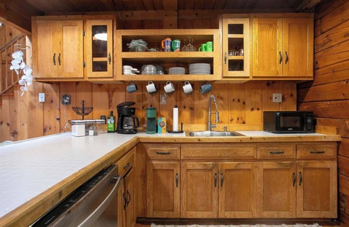 Sherwood Forest House | Lakes & Leisure: Spacious Berkshire Getaway