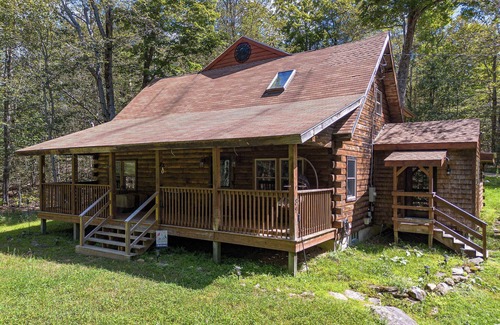 Sherwood Forest House | Lakes & Leisure: Spacious Berkshire Getaway