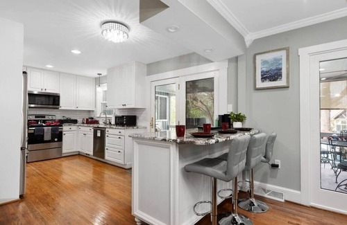 Mount Mourne Villa | "Lakeshore Estate"- Next to Lake Norman, Pool, Incredible Game Room & Hot tub