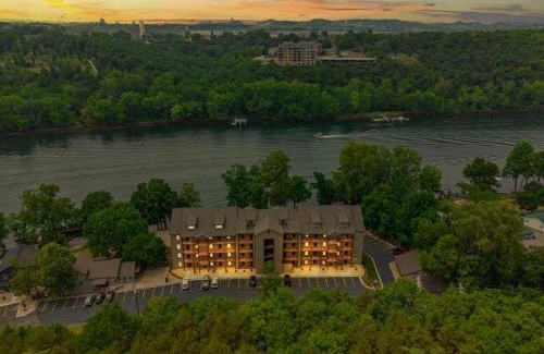 Branson House | Lakeshore Getaway